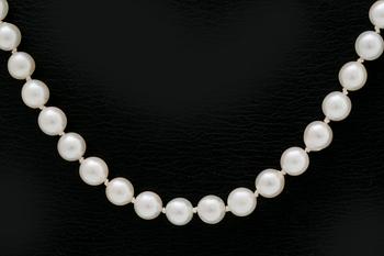 Pärlhalsband, odlade pärlor ca 6 mm, lås 18K guld, längd ca 50 cm.