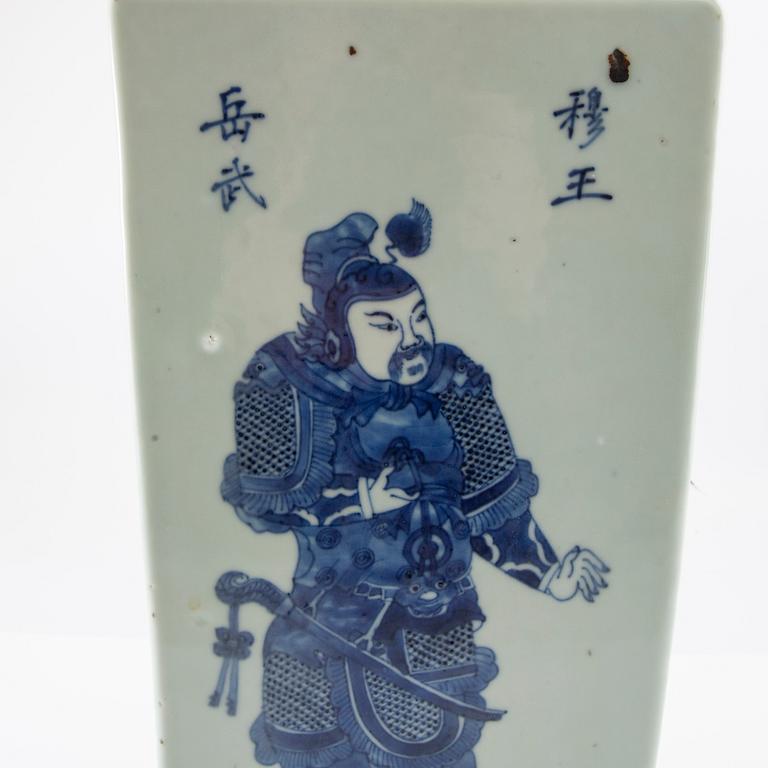 A blue and white vase, late Qing dynasty/20th century.