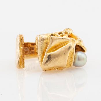 Björn Weckström, Ring "Ukkoshelmi" 18K gold with a cultured pearl, Lapponia.