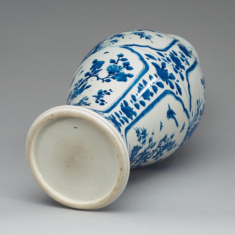 A large blue and white vase, Qing dynasty, Kangxi (1662-1722).