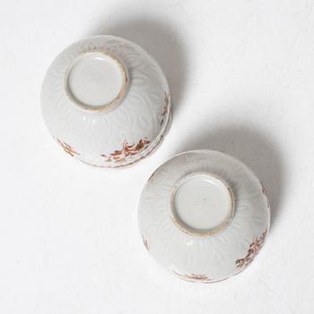 Cremekoppar med lock, ett par, 1700-tal samt tekanna 1900-tal.