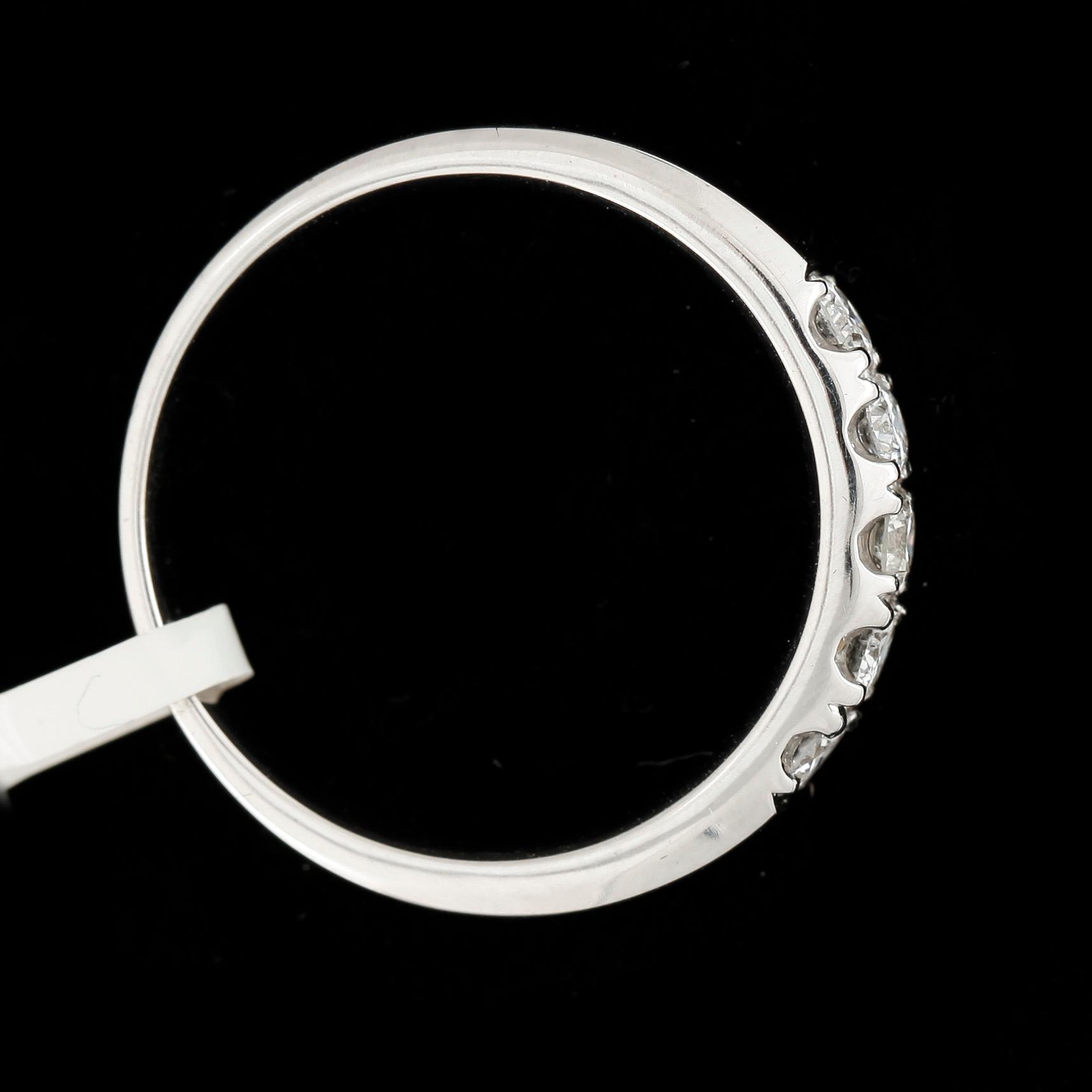 RING, 14k vitguld med briljantslipade diamanter tot ca0,45ct. Vikt ca4,1g.