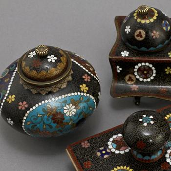 SKRIVBORDSUPPSATS, 4 delar, cloisonné, 1800-tal.