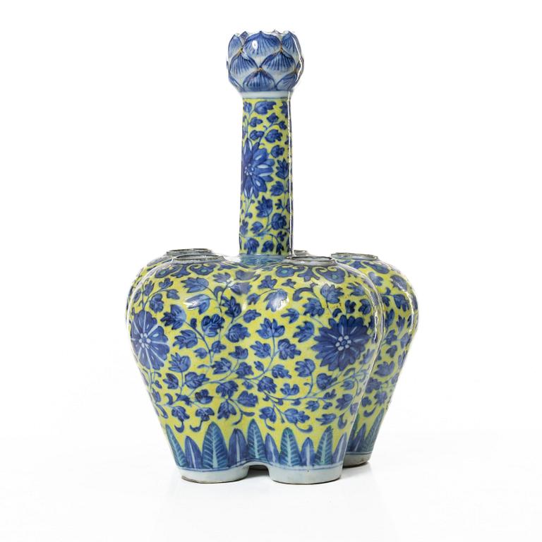 A Chinese blue and white 'clobbered' porcelain tulip vase, Qing dynasty, 19th century.