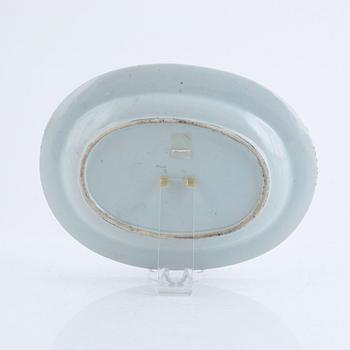 A blue and white serving dish, turren stand and plate, export porcelain, China, 18th century.