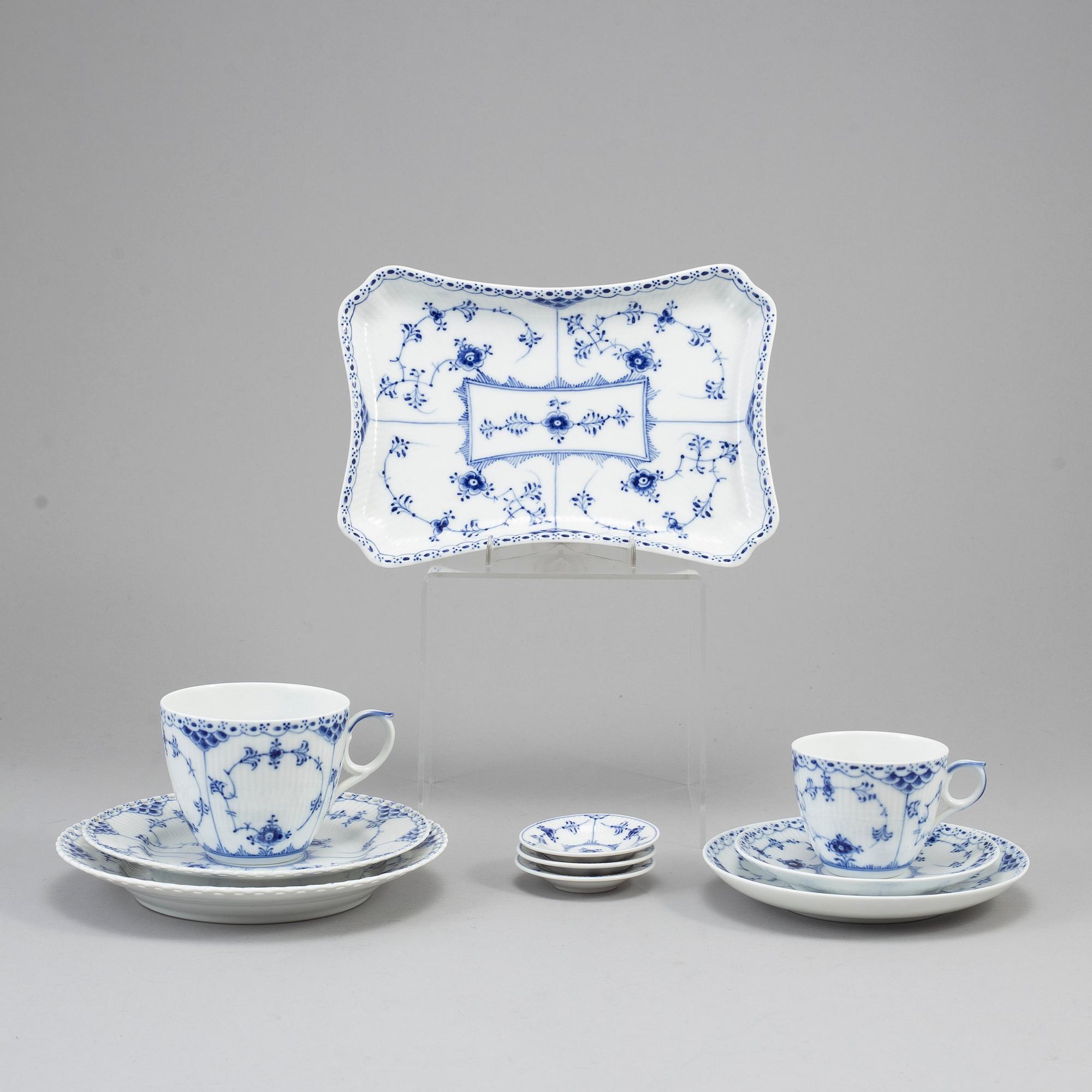 36 pieces of 'Musselmalet' by Royal Copenhagen.