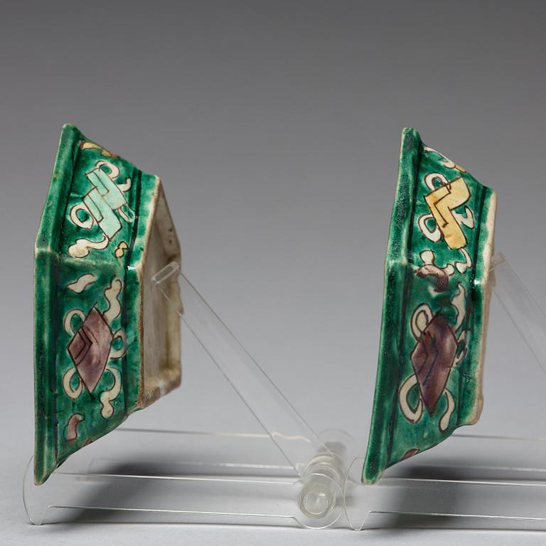 A pair of bisquit porcelain cabaret dishes, Qing dynasty, Kangxi (1662-1722).