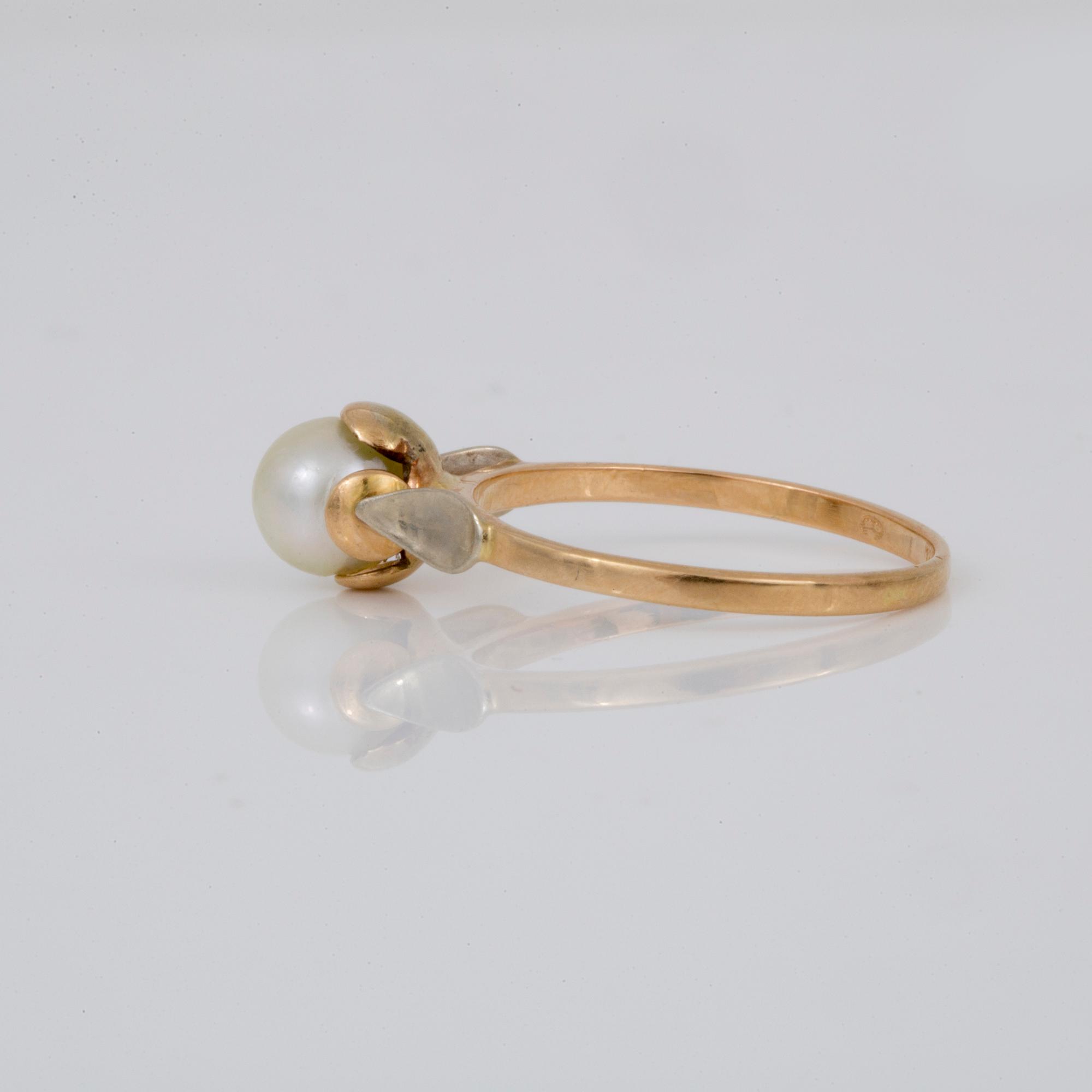 RING samt ÖRHÄNGEN, ett par, med odlade pärlor, 18K guld.