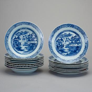 TALLRIKAR, 8+9 st. Porslin, Jiaqing, Kina omkring 1800.