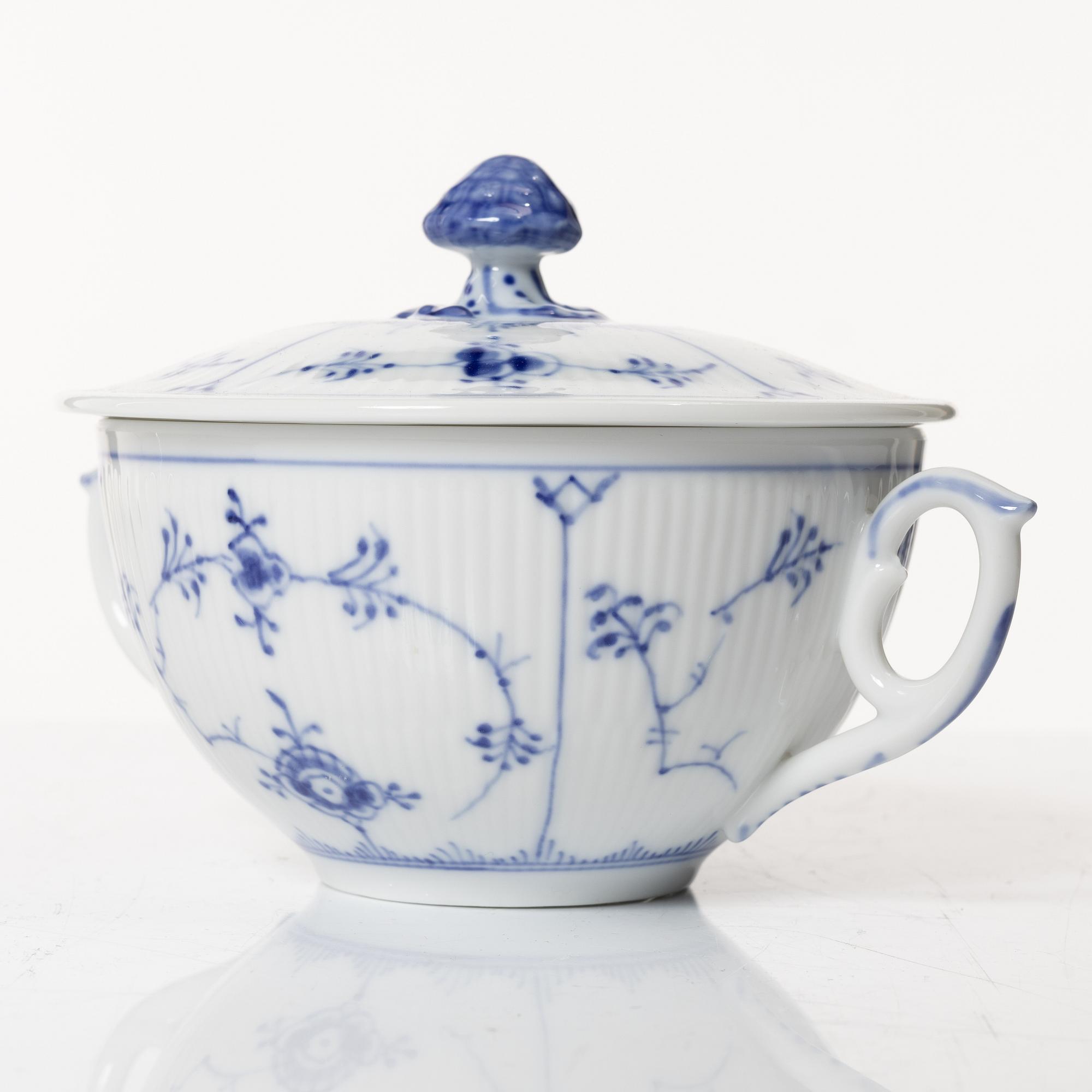 Royal Copenhagen, buljongkoppar med lock och fat, 8 st, "Musselmalet", Danmark, 1958-64.