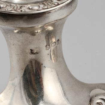 SALT- OCH PEPPARKAR, silver, troligen Jones & Crompton, Birmingham, England, 1905. Vikt 105 g.
