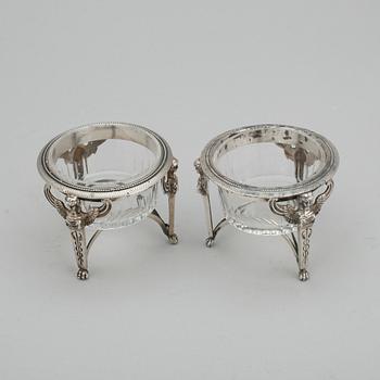 SALTKAR, ett par mycket snarlika, silver, empire, Paris 1800-talets första hälft. Silvervikt tot ca 177 gram.