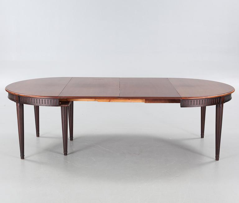 A late 20th century dining table.