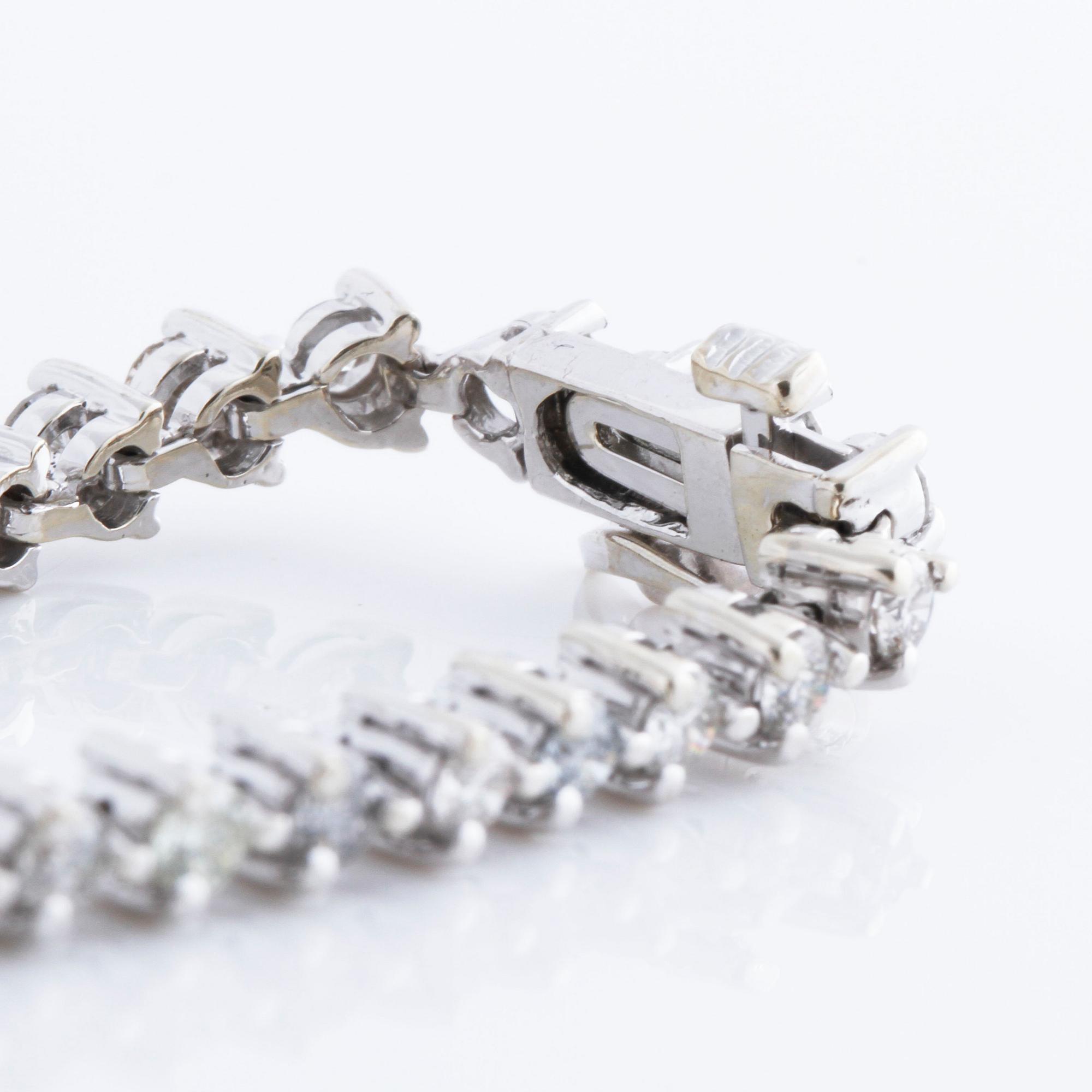 BRACELET, A ca 3.85 cts brilliant cut diamond bracelet.