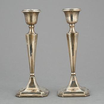 LJUSSTAKAR, ett par, silver, Chester, England, 1914.