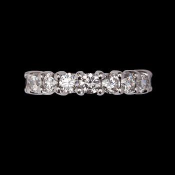 1097. A brilliant cut diamond eternity ring, tot, 3.60 cts.