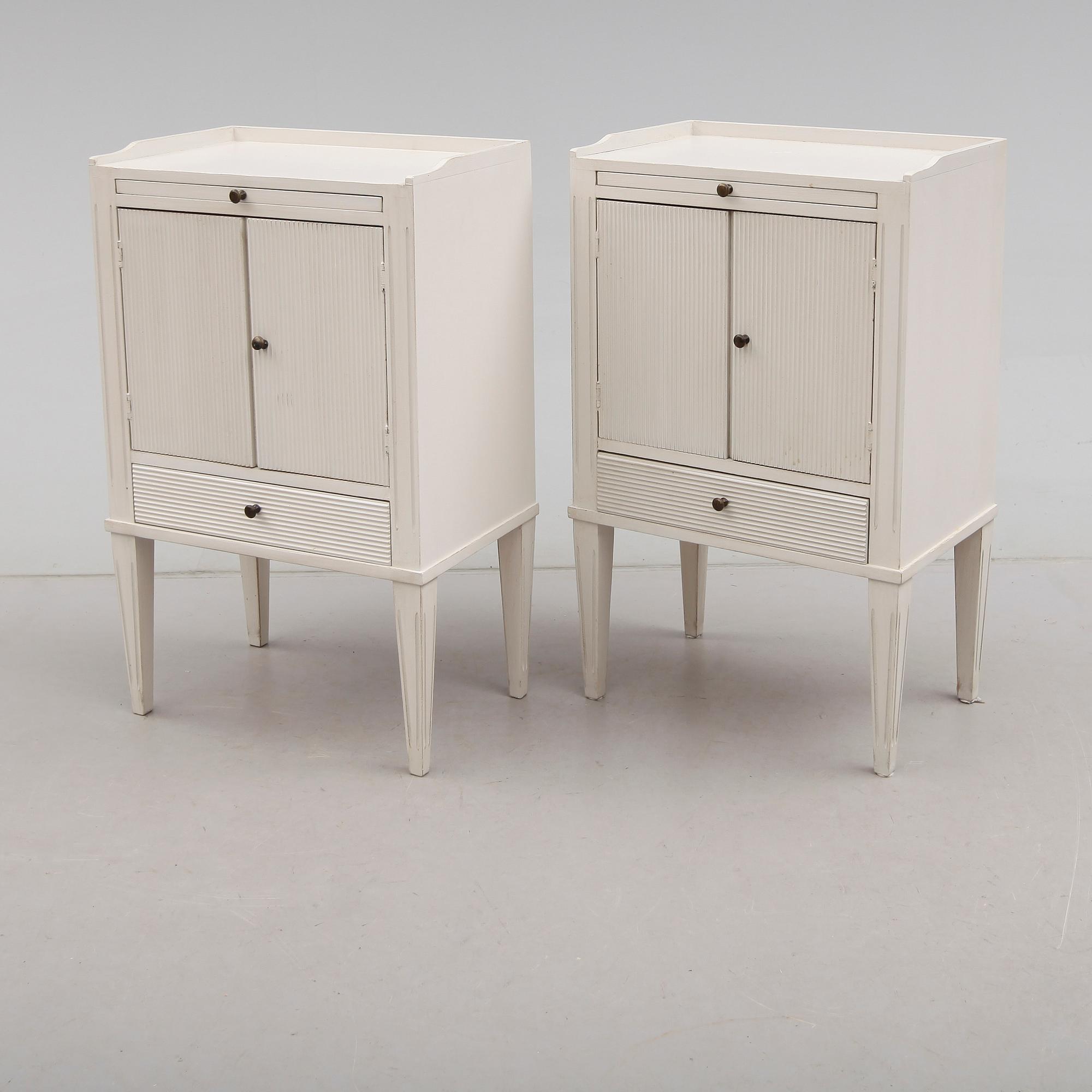 SÄNGBORD, 1 par, gustaviansk stil, 1900-talets andra hälft.