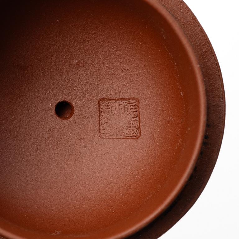 A group of three Chinese yixing teapots, 1980/90s.