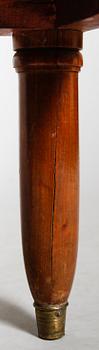 SÄNGBORD, 1 par, gustaviansk stil, 1900-talets första hälft.