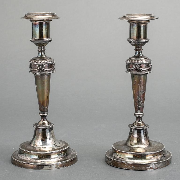 LJUSSTAKAR, ett par, silver, oidentifierade stämplar, omkring 1900.