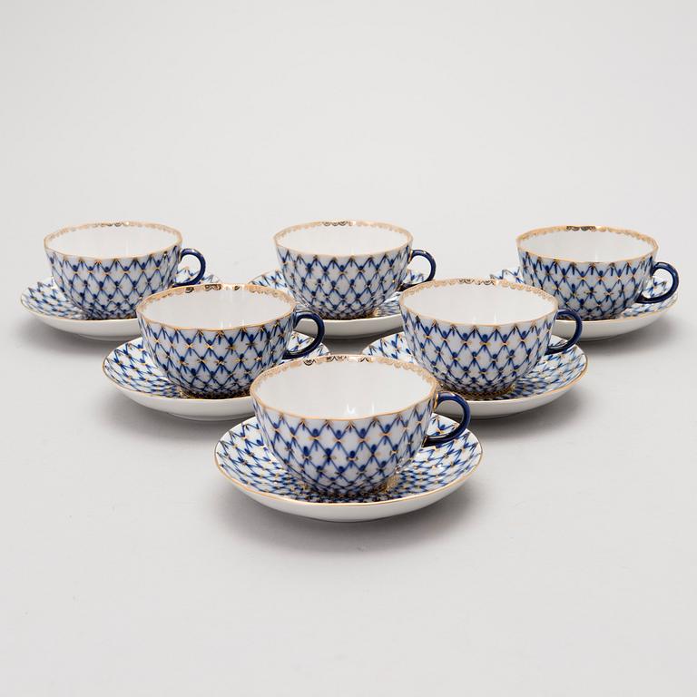 A 31-piece set of 'Cobalt Net' porcelain, Sovjet Union, the latter half of the 20th Century.