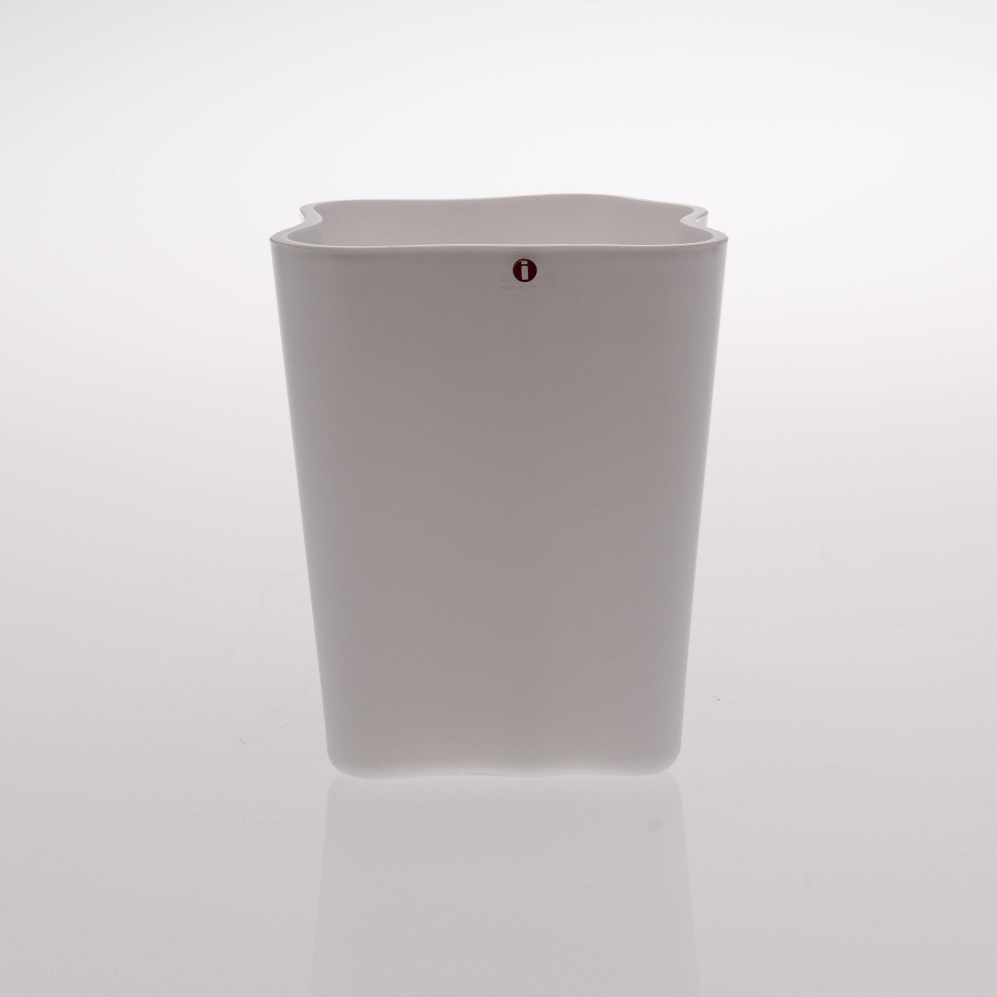 ALVAR AALTO, GLASS SCULPTURE, 4 PIECES. The Aalto Flower. Signed Alvar Aalto, the lower dish numbered 19/1986. Iittala.