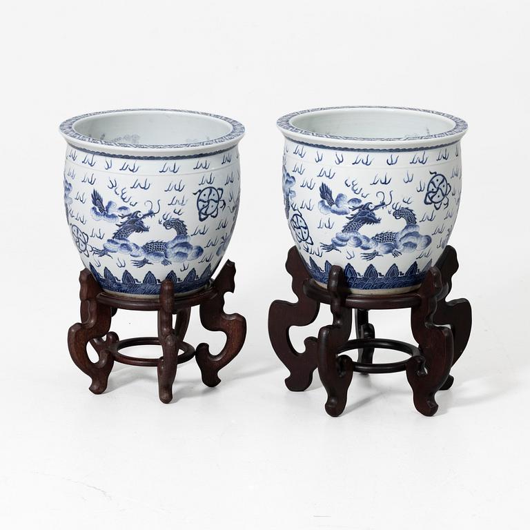 Fish bowls, a pair, porcelain, China, modern manufacture.