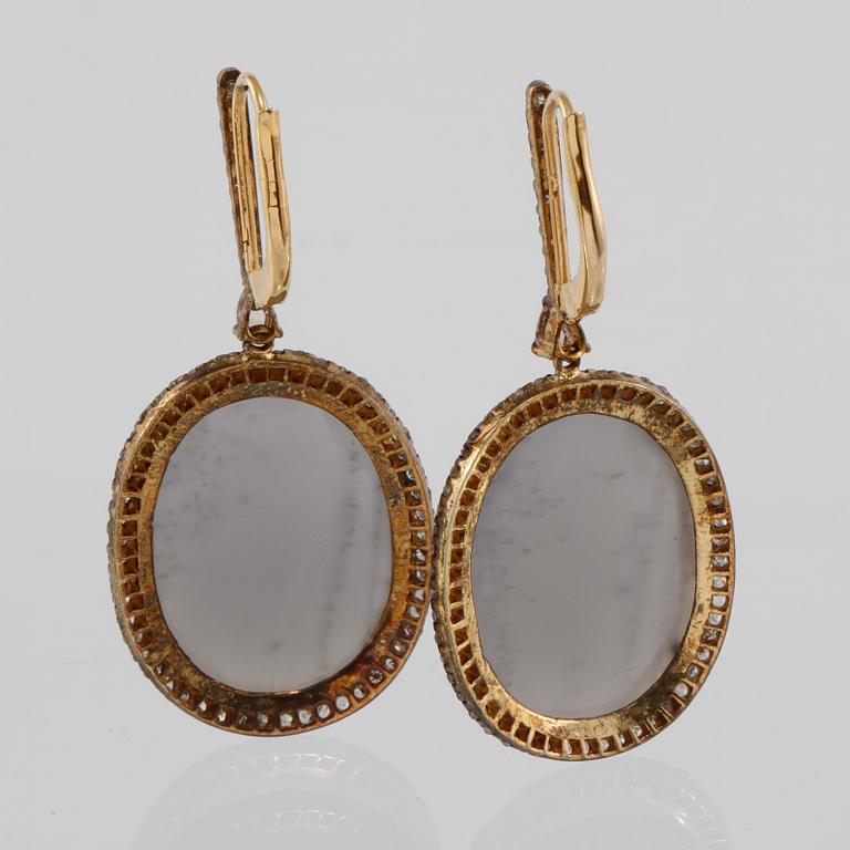 ÖRHÄNGEN, 18K guld och silver med checkerslipade månstenar samt åttkantslipade diamanter, 1.68 ct. Vikt 12,8 g.