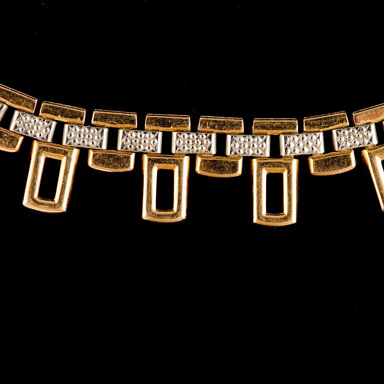 COLLIER, 18 k tvåfärgat guld. Vikt ca 38 g.