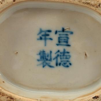 PILGRIMSFLASKA, porslin. Sen Qing dynastin (1644-1912), med Xuande fyra karaktärers märke i botten.
