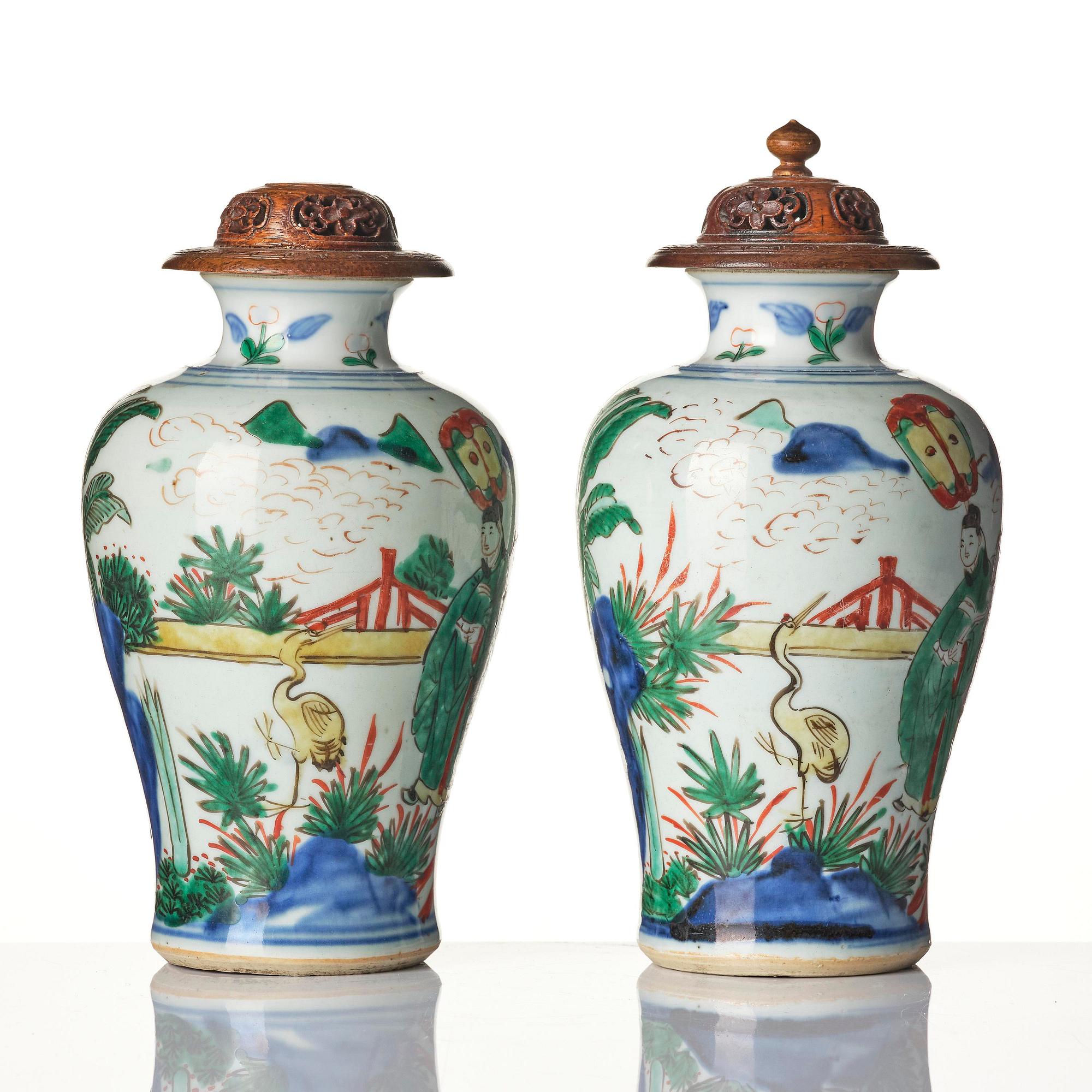 A pair of wucai decorated vases, Transition, 17th century.