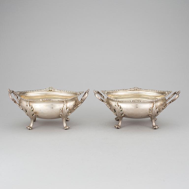 A PAIR OF BOWLS, silver, Fras Nicks, Butty & Dumee, London 1769. Tot ca 1039 grams.