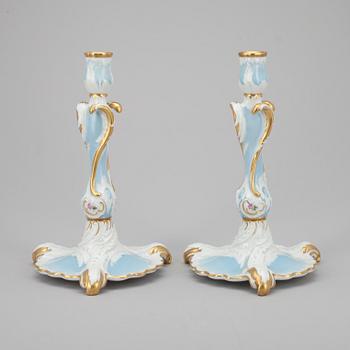 LJUSSTAKAR, ett par, porslin, Porcelainmanufactory Fürstenberg, Tyskland 1900-talets början.