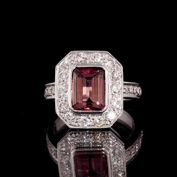 RING, 18K vitguld, rosa turmalin, briljantslipade diamanter. Vikt ca 7,0 g.