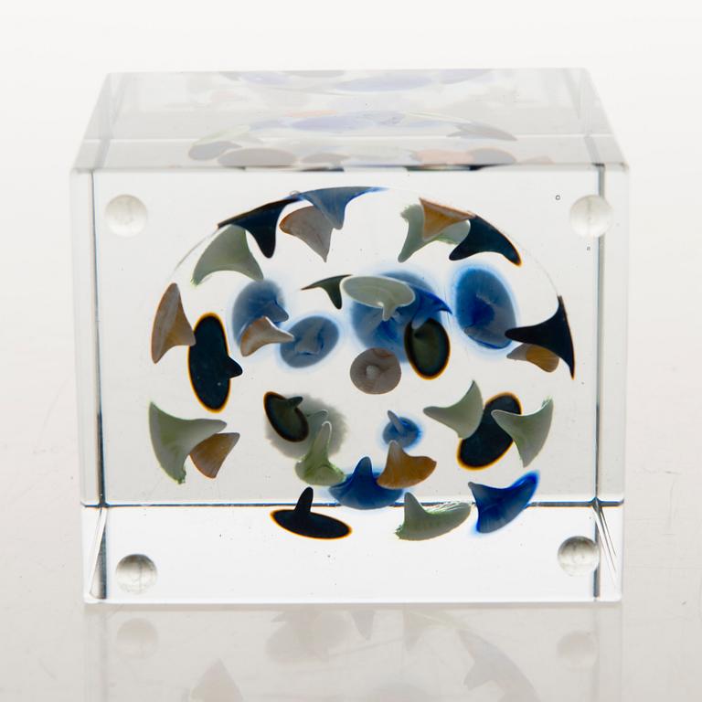 OIVA TOIKKA, An annual glass cube, signed Oiva Toikka Nuutajärvi 2005 and numbered 351/2000.