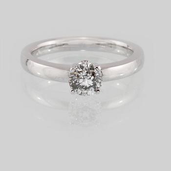 RING, 18K vitguld med briljantslipad diamant 0.77 ct samt 2 små briljantslipade diamanter 0.02 ct. Vikt 5,1 gram.