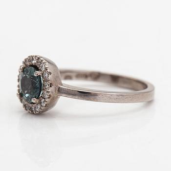 Ring, 14K vitguld med grön safir och briljantslipade diamanter ca 0.20 ct. totalt, 2009.