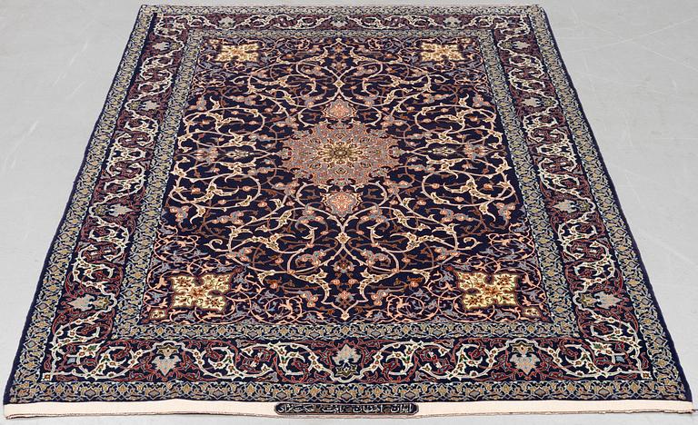 Matta, semiantik Isfahan, signerad Hekmat Nejad, ca 224 x 151 cm (samt 1 respektive 4 cm slätväv på vardera sida).