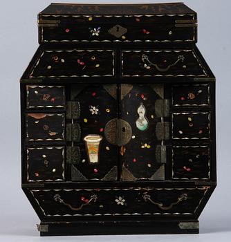 LACKSKÅP, Japan, 1900-talets första del.