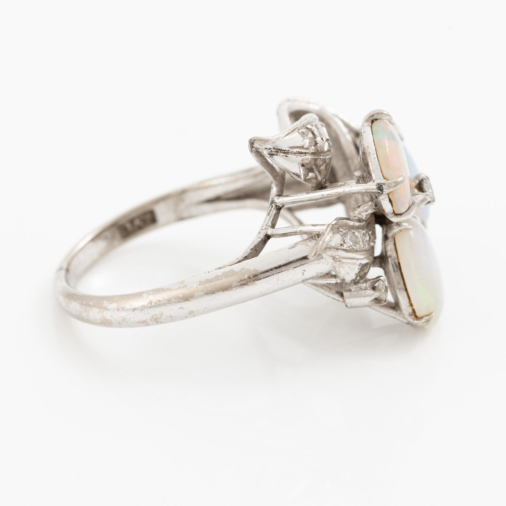 Ring, 14K vitguld med opaler och åttkantslipade diamanter.