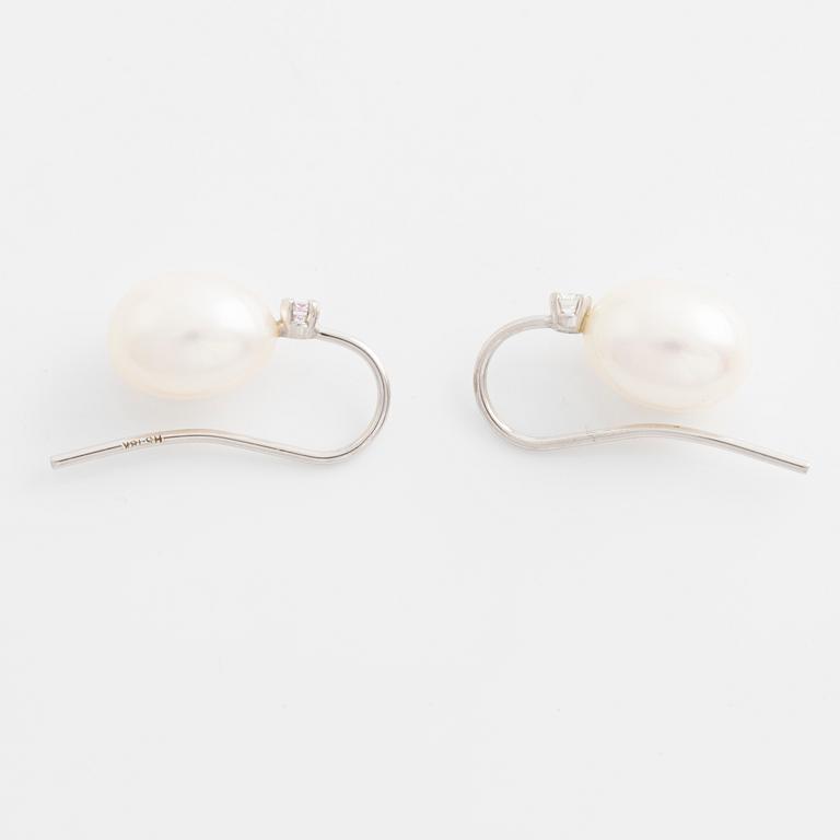 Earrings with cultured pearls and brilliant-cut diamonds.