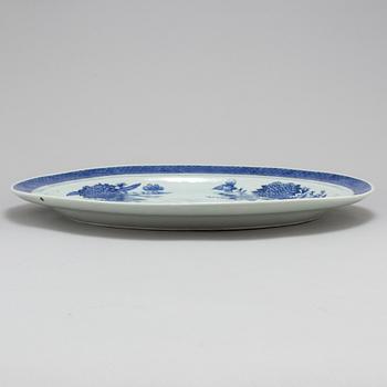 A large 'Fitzhugh pattern' export porcelain serving dish, Qing dynasty, Jiaqing (1796-1820).