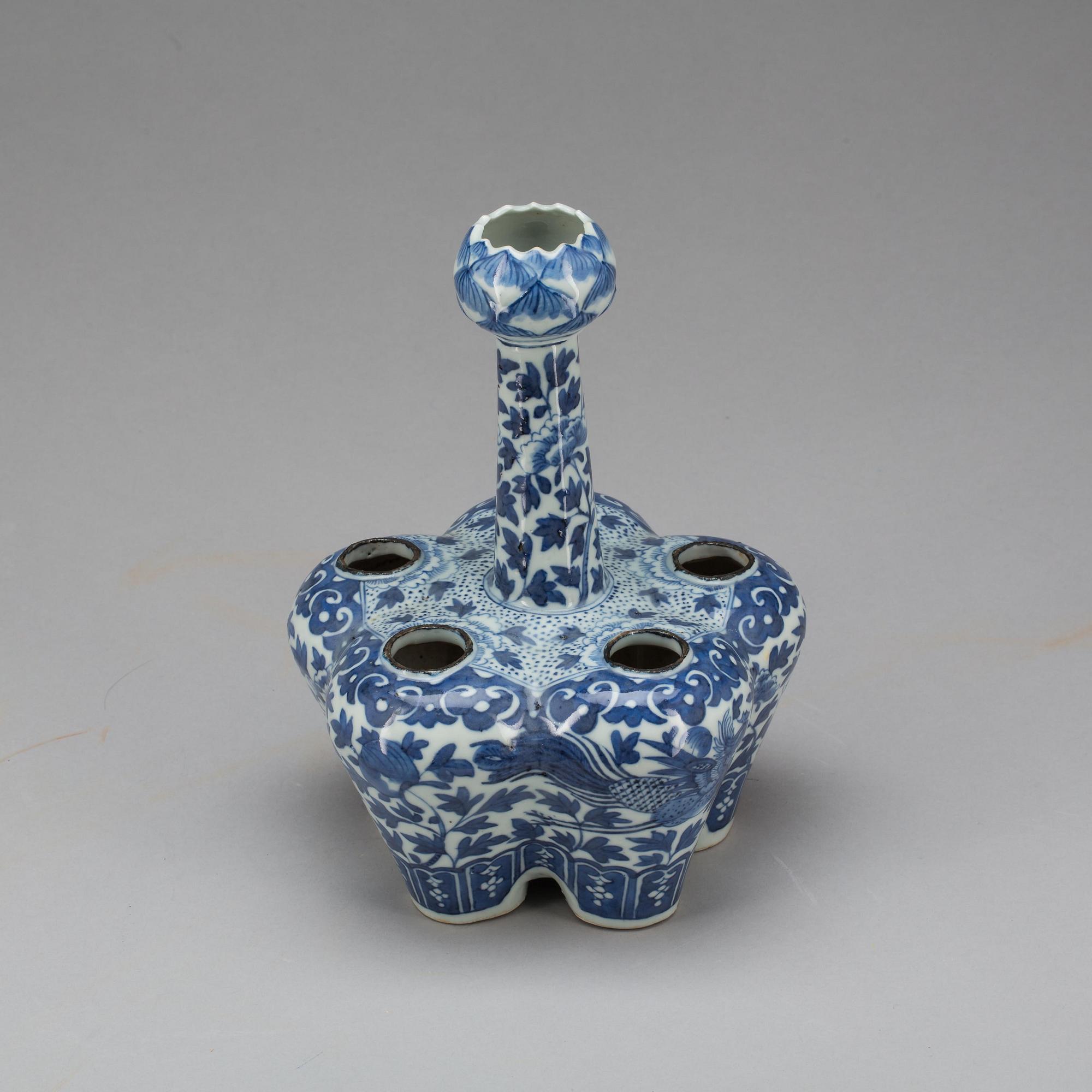 TULPANVAS, porslin, Kina, sen Qing. 1800-tal.