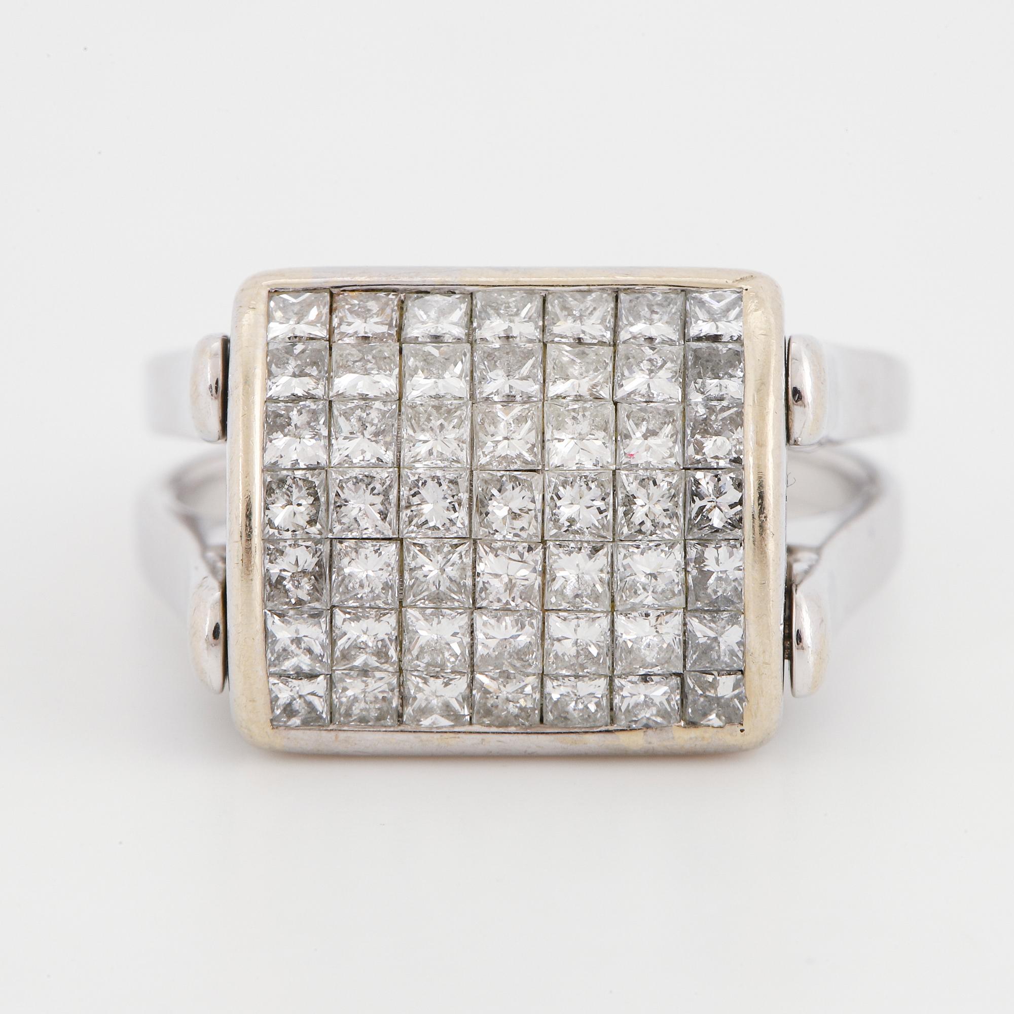 White gold, diamonds and sapphire ring.