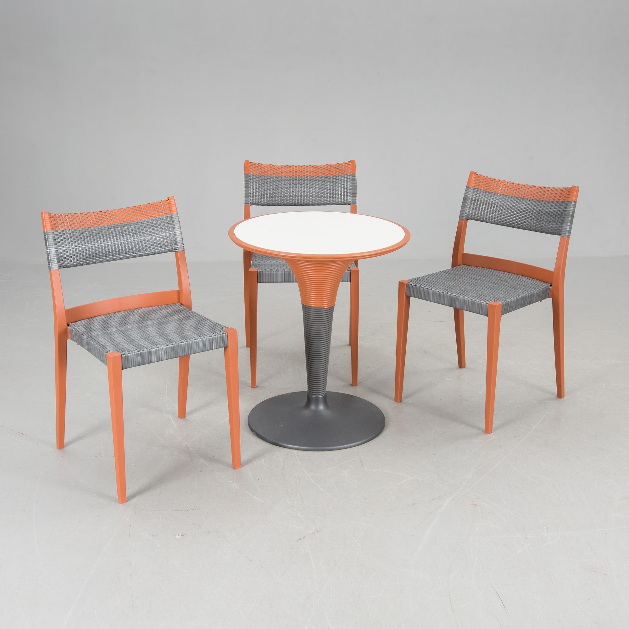 STOLAR, 3 st samt BORD, "Play", Philippe Starck och  Eugeni Quittlet för Dedon. 2000-tal.