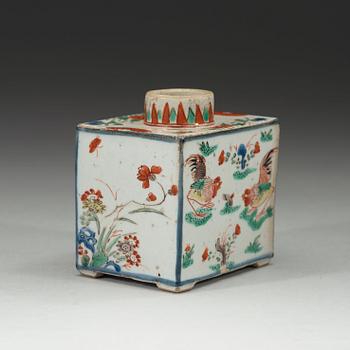 A familler verte tea caddy, Qing dynasty, Kangxi (1622-1772).