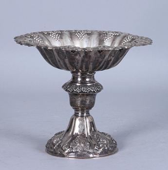 SKÅL PÅ FOT, silver, otydliga stämplar. 406 gram.