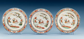 A set of three imari-verte dinner plates, Qing dynasty, early 18th Century.