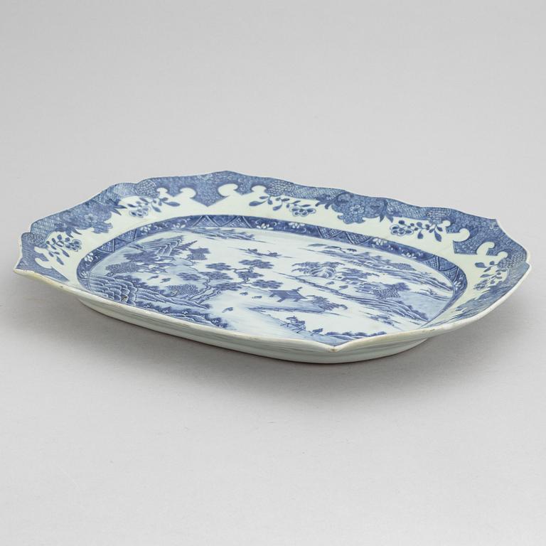 Serveringsfat, porslin, Kina, Qingdynastin, Qianlong (1736-95).