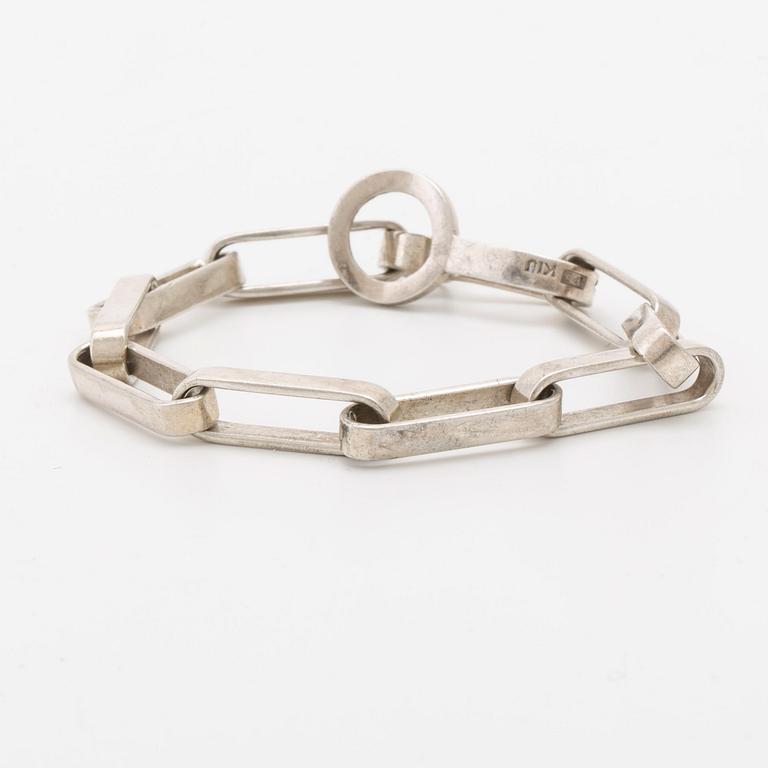 2 silver bracelets, approx 19 x 2 cm approx 20 x 0,5 cm.